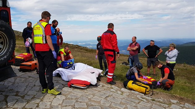 Resuscitaci starho mue na Jubilejn cest na Snku m za sebou Horsk sluba i polsk GOPR, pomohl defibriltor od Hradeckho kraje. (7. ervence 2019)