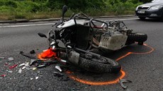 Krátce po deváté hodině začala auta pomalu projíždět směrem do centra jedním... Krátce po deváté hodině začala auta pomalu projíždět směrem do centra jedním...