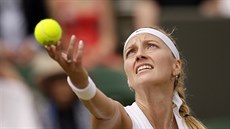 Petra Kvitová podává ve 3. kole Wimbledonu. Petra Kvitová podává ve 3. kole Wimbledonu.