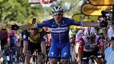 Italský cyklista Elia Viviani slaví první vítězství na Tour de France. Italský cyklista Elia Viviani slaví první vítězství na Tour de France.
