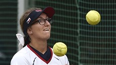 Kristýna Malá z České republiky si zkracuje čas žonglováním s míčky během... Kristýna Malá z České republiky si zkracuje čas žonglováním s míčky během...