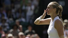 Petra Kvitová posílá do hlediště polibek po postupu do třetího kola Wimbledonu. Petra Kvitová posílá do hlediště polibek po postupu do třetího kola Wimbledonu.