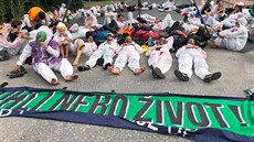 Demonstranti protestují proti znečištění, které způsobuje uhelná elektrárna... Demonstranti protestují proti znečištění, které způsobuje uhelná elektrárna...