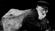 Na cestě za záchranou holého života. I před sto lety vyhánělo uprchlíky z... Na cestě za záchranou holého života. I před sto lety vyhánělo uprchlíky z...