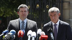 Jan Hamáek a Andrej Babi po schzce s prezidentem Zemanem v Lánech.