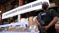 Krabiky s kokainem zabavené filipínskou policií ekají na své zniení. (4....