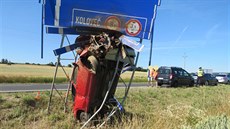 Auto třiadvacetileté řidičky skončilo na dálkově návěsti. Auto třiadvacetileté řidičky skončilo na dálkově návěsti.