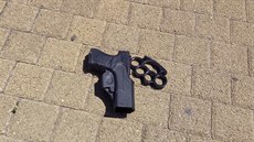 Muž ozbrojený boxerem a plynovou pistolí ohrožoval v Plzni kolemjdoucí. Muž ozbrojený boxerem a plynovou pistolí ohrožoval v Plzni kolemjdoucí.