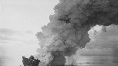 Fotografie pořízená z letadla zachycuje počátek zrodu sopečného ostrova krátce... Fotografie pořízená z letadla zachycuje počátek zrodu sopečného ostrova krátce...