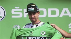 ZELENOU MÁ NEJRADŠI. Peter Sagan se obléká do zeleného dresu lídra bodovací... ZELENOU MÁ NEJRADŠI. Peter Sagan se obléká do zeleného dresu lídra bodovací...