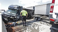 Nehoda několika nákladních aut a dodávek se stala na 139,5. kilometru dálnice... Nehoda několika nákladních aut a dodávek se stala na 139,5. kilometru dálnice...