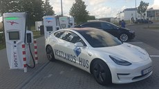 Tesla Model 3 Long Range AWD u nabíječky Ionity během závodu. Tesla Model 3 Long Range AWD u nabíječky Ionity během závodu.