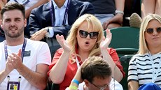Australská hereka Rebel Wilsonová fandila na Wimbledonu eské tenistce...