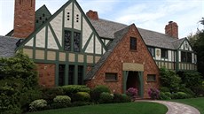 Stavba domu z roku 1927 je inspirována tudorovskou a alžbětinskou architekturou. Stavba domu z roku 1927 je inspirována tudorovskou a alžbětinskou architekturou.