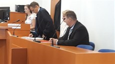 Jana a Roman Vodičkovi se svým advokátem. Jana a Roman Vodičkovi se svým advokátem.