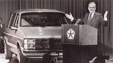 Lee Iacocca v roce 1984 pedstavuje Plymouth Voyager, zakladatele kategorie...