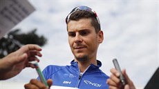 Warren Barguil se podepisuje fandům před tréninkem na Tour. Warren Barguil se podepisuje fandům před tréninkem na Tour.