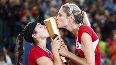 Kanadské plážové volejbalistky Melissa Humanaová-Paredespvá (vlevo) a Sarah... Kanadské plážové volejbalistky Melissa Humanaová-Paredespvá (vlevo) a Sarah...