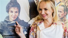 Jana Plodková pózuje před plakátem nové pohádky Hodinářův učeň a ukazuje na... Jana Plodková pózuje před plakátem nové pohádky Hodinářův učeň a ukazuje na...