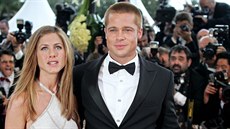 Jennifer Anistonová a Brad Pitt (13. května 2004) Jennifer Anistonová a Brad Pitt (13. května 2004)