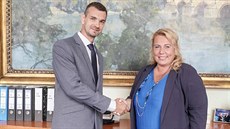 Nový ředitel Horské služby ČR Patrik Jakl a ministryně pro místní rozvoj Klára... Nový ředitel Horské služby ČR Patrik Jakl a ministryně pro místní rozvoj Klára...