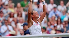 Rozzáená Barbora Strýcová slaví postup do semifinále Wimbledonu.