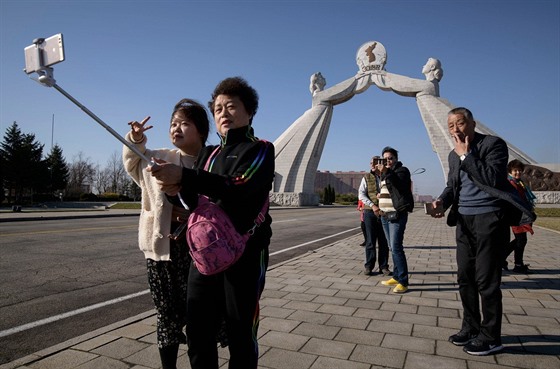 íntí turisté se fotí u pomníku v severokorejském Pchjongjangu. (14. dubna...