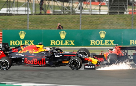 Sráka mezi Maxem Verstappenem z Red Bullu a Sebastianem Vettelem z Ferrari...