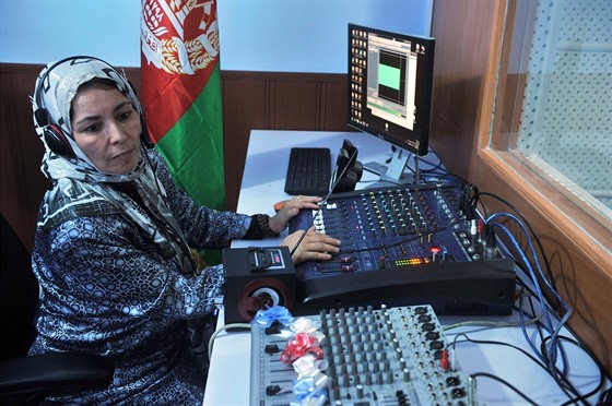 ena ve studiu afgánské rozhlasové stanice
