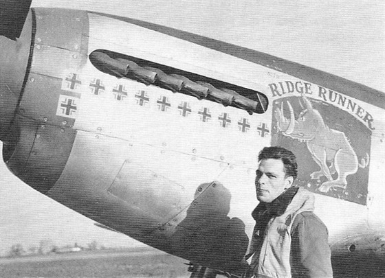 McKennon u svého letounu s pezdívkou Ridge Runner