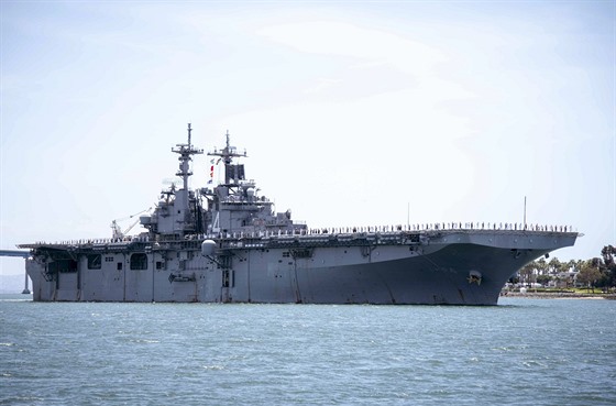 Americké výsadkové plavidlo vojenského námonictva USS Boxer na snímku z 1....