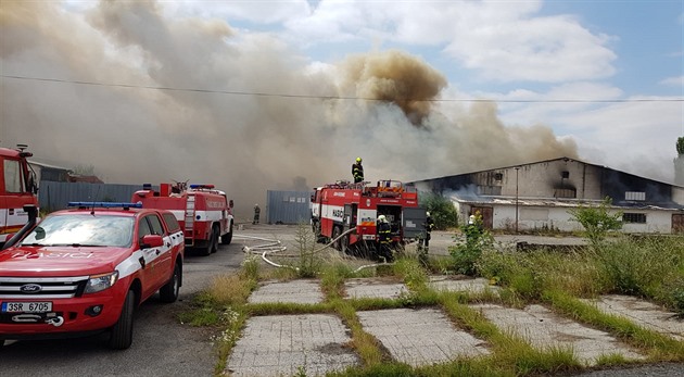 Poár haly s bateriemi v Tursku u Prahy. (16. 7 .2019)