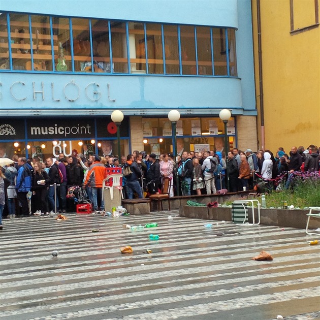 Fronta fanoušků před Music Pointem na pamětní minci k dnešním 80. narozeninám Karla Gotta.