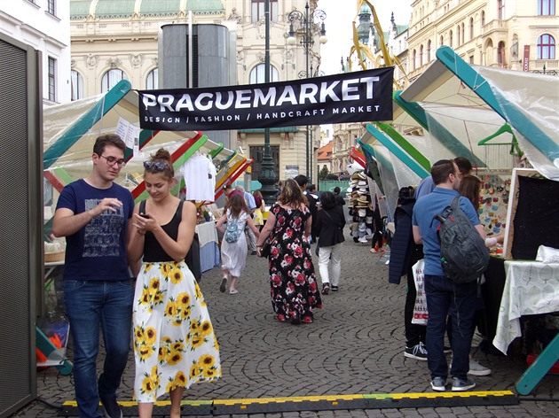 Pravidelná přehlídka autorské tvorby na Náměstí Republiky.