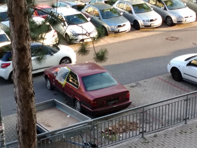 Dobrý večer, dnes tu sice byla policie a autovrak stojí na parkovišti řadu let, nicméně NIKDY nebyl v polovině vozovky jelikož měl propíchlé a vypuštěné pneumatiky... Co nebo kdo jej téměř do půl vozovky rozpohyboval zjišťovala ráno přítomná policie, odta
