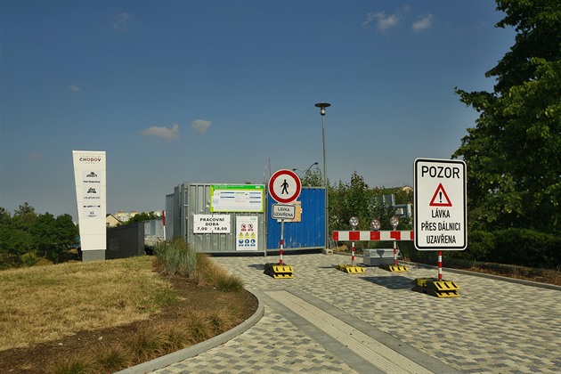 Uzavřená pěší lávka přes dálnici k metru Chodov. Foceno před pár dny, ale nevypadalo to, že by se tam pracovalo. Snad to do konce léta stihnou.