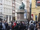 V Praze zaal prodej pamtn eurobankovky s portrtem zpvka Karla Gotta....
