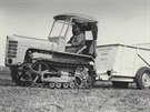 Zetor 2023 byl úzký traktor s nízkým titm, který byl specializovaný pro...
