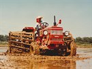 Zetor 6714 pi práci v rýoviti.