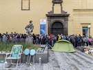 Nkte se rozhodli ped prodejnou pespat, aby svou bankovku zskali. (14....