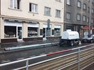 Porucha vodovodu na Černokostelecké ulici v Praze 10-Strašních. Lidé chodí pro vodu k přistavené cisterně. Porucha vodovodu na Černokostelecké ulici v Praze 10-Strašních. Lidé chodí pro vodu k přistavené cisterně.