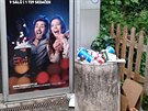 U kina Cinema City odpadkové koše přetékají a nejen zde, chtělo by to zajistit častější odvoz odpadků. U kina Cinema City odpadkové koše přetékají a nejen zde, chtělo by to zajistit častější odvoz odpadků.
