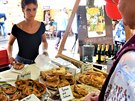 Příjemnou atmosféru poskytuje do konce tohoto týdne Francouzský trh na Kampě. Stánky nabízejí množství šumivých vín, francouzské bagety a sýry, sladkosti, klobásy či šneky. Návštěvníkům rovněž hraje živá hudba.
Příjemnou atmosféru poskytuje do konce tohoto týdne Francouzský trh na Kampě. Stánky nabízejí množství šumivých vín, francouzské bagety a sýry, sladkosti, klobásy či šneky. Návštěvníkům rovněž hraje živá hudba.