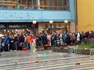 Fronta fanoušků před Music Pointem na pamětní minci k dnešním 80. narozeninám Karla Gotta. Fronta fanoušků před Music Pointem na pamětní minci k dnešním 80. narozeninám Karla Gotta.