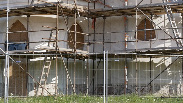 Dělníci letos obnovují druhou třetinu omítek vzácné památky. Dělníci letos obnovují druhou třetinu omítek vzácné památky.