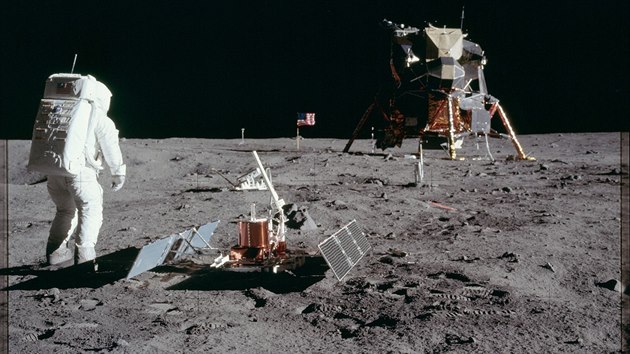 Pohled na veškeré vybavení, které astronauti na povrchu zanechali: vlajka,... Pohled na veškeré vybavení, které astronauti na povrchu zanechali: vlajka,...
