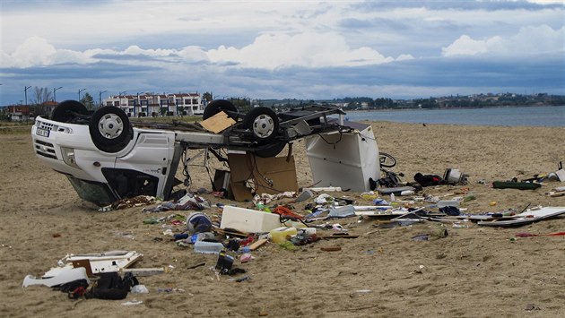 Převrácený autokaravan v řecké vesnici Sozopoli, v němž zemřeli dva čeští... Převrácený autokaravan v řecké vesnici Sozopoli, v němž zemřeli dva čeští...