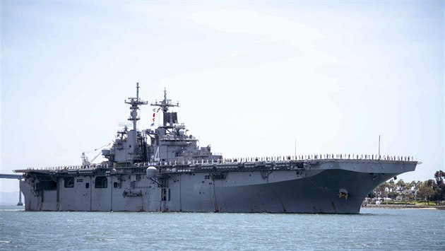 Americké výsadkové plavidlo vojenského námořnictva USS Boxer na snímku z 1.... Americké výsadkové plavidlo vojenského námořnictva USS Boxer na snímku z 1....