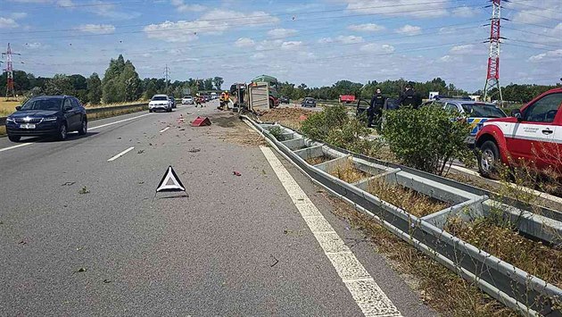 Hlína se vysypala do obou jízdních směrů. Hlína se vysypala do obou jízdních směrů.