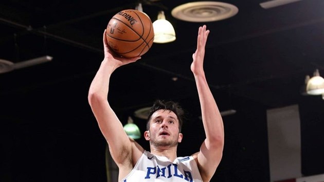 Zach Hankins v dresu Philadelphia 76ers během NBA Summer League Zach Hankins v dresu Philadelphia 76ers během NBA Summer League